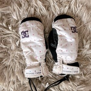 Burton snowboard ski mitts.